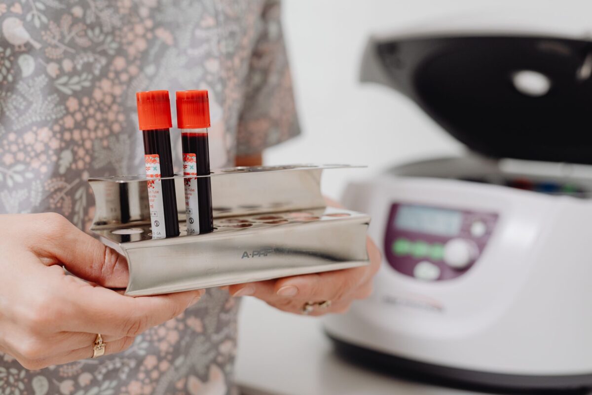 Tubes de prélèvement sanguin dans un laboratoire d'analyses médicales