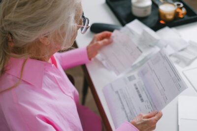 Comptes de la santé 2025 : 495 euros de reste à charge par habitant, ce que la Drees révèle pour les seniors